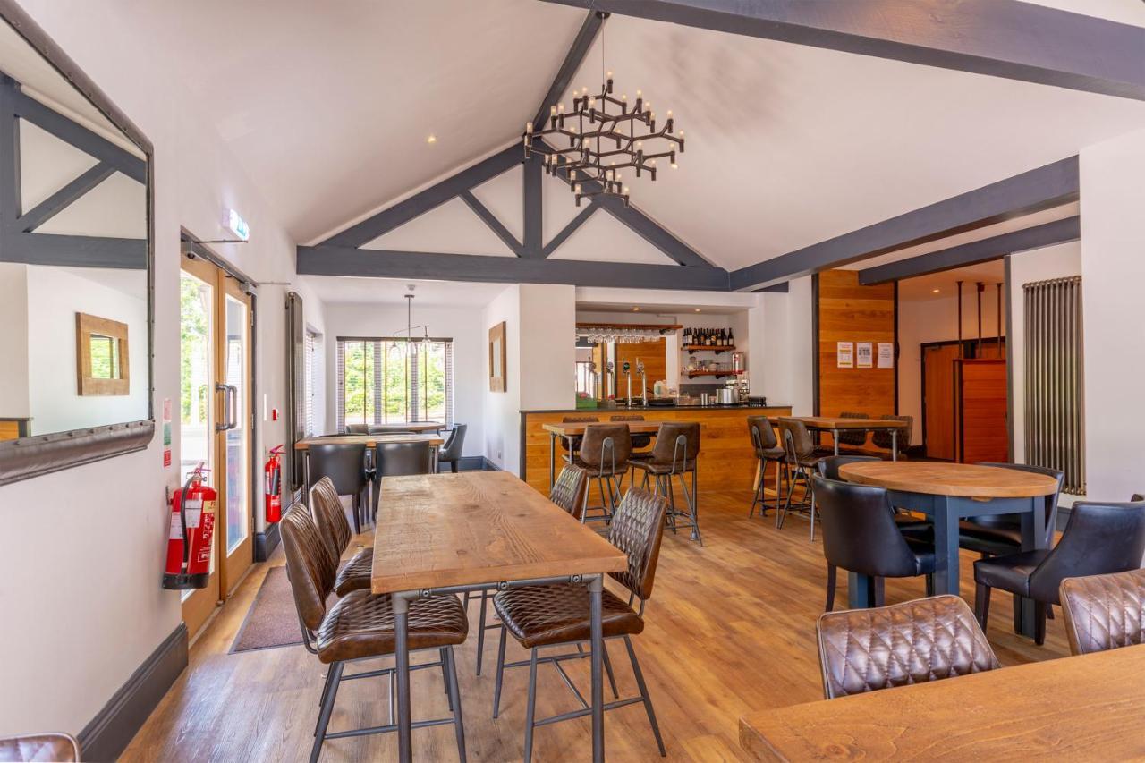 Woodcote Hotel Hooton Екстериор снимка