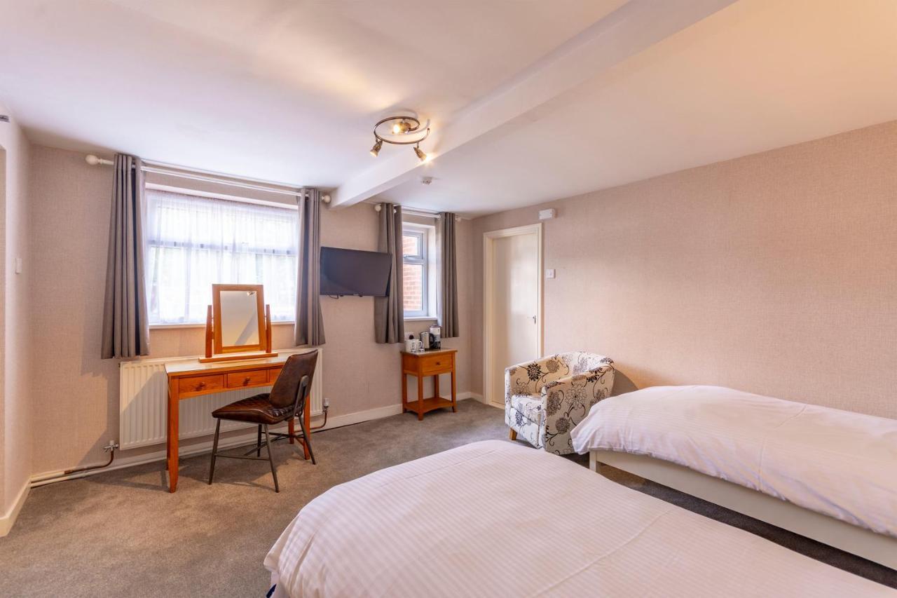 Woodcote Hotel Hooton Екстериор снимка