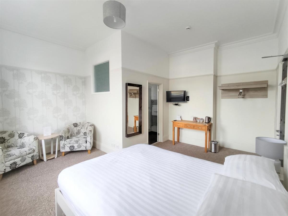 Woodcote Hotel Hooton Екстериор снимка