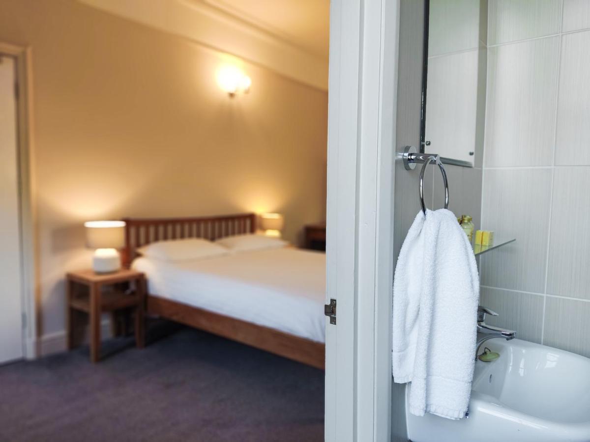 Woodcote Hotel Hooton Екстериор снимка