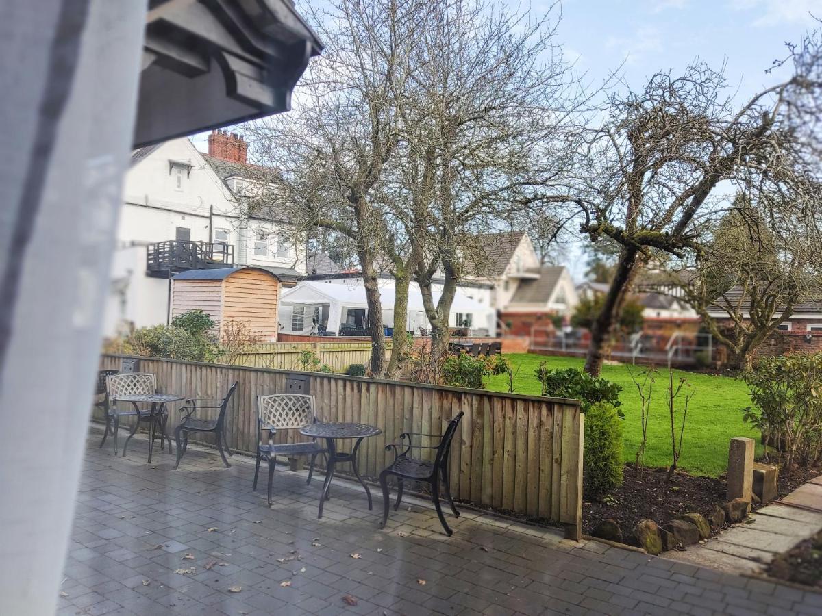 Woodcote Hotel Hooton Екстериор снимка