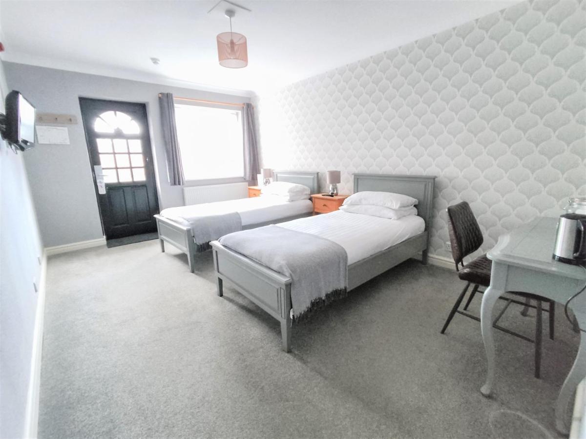 Woodcote Hotel Hooton Екстериор снимка