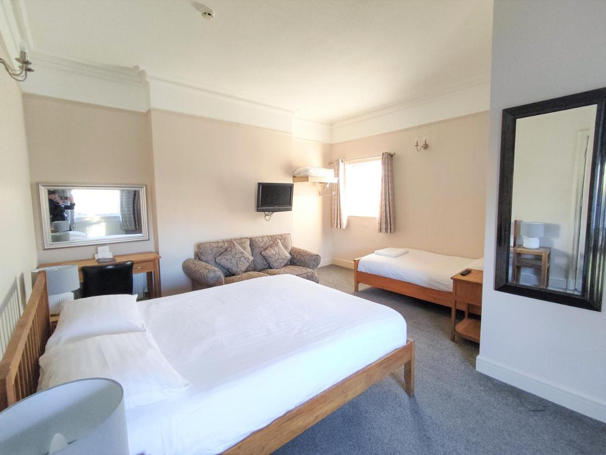 Woodcote Hotel Hooton Екстериор снимка