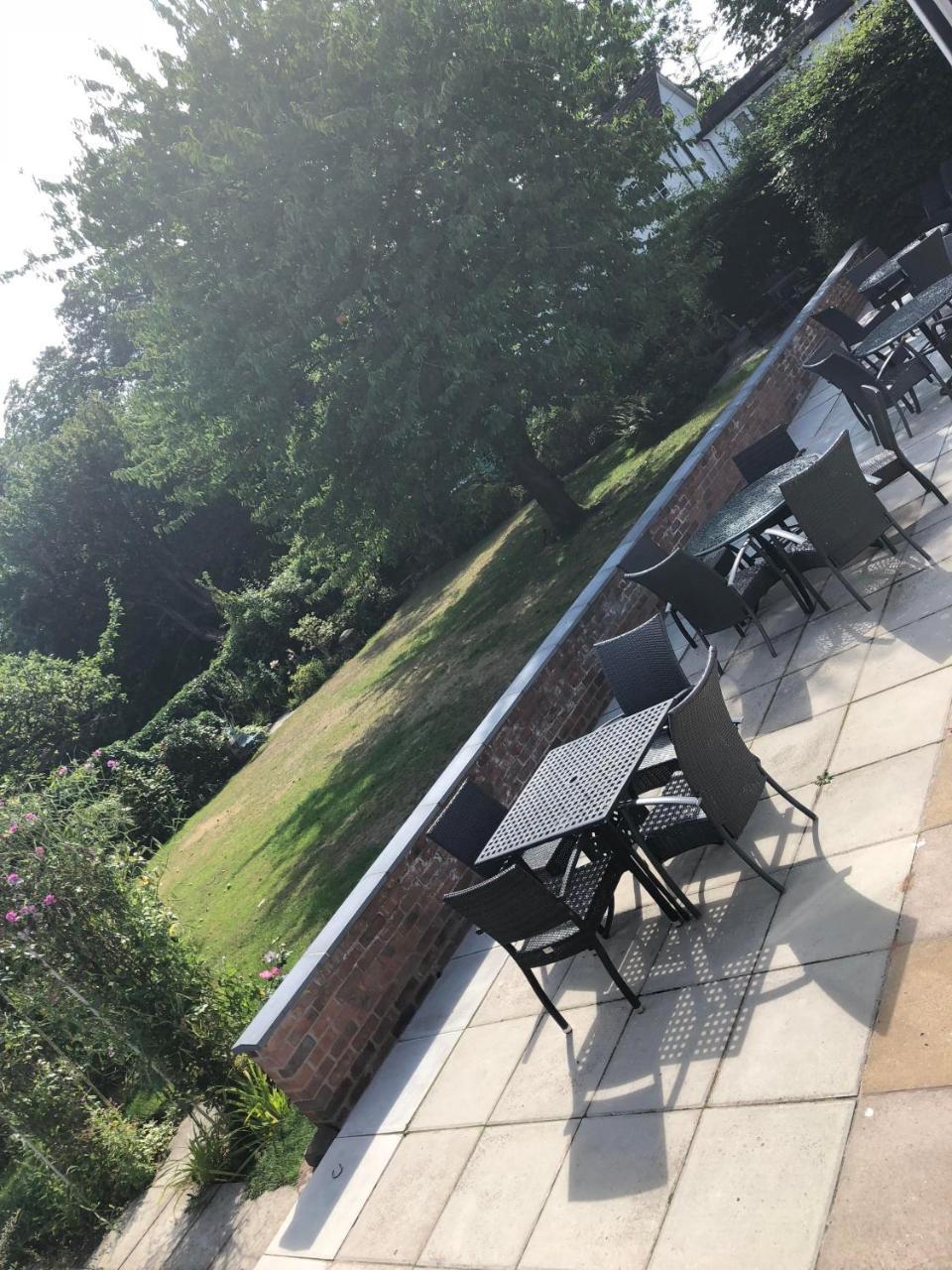 Woodcote Hotel Hooton Екстериор снимка